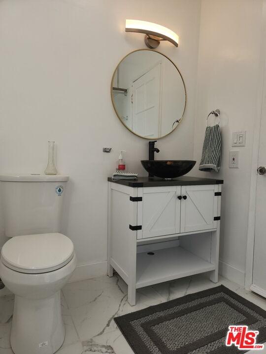 1030 Upstairs batroom