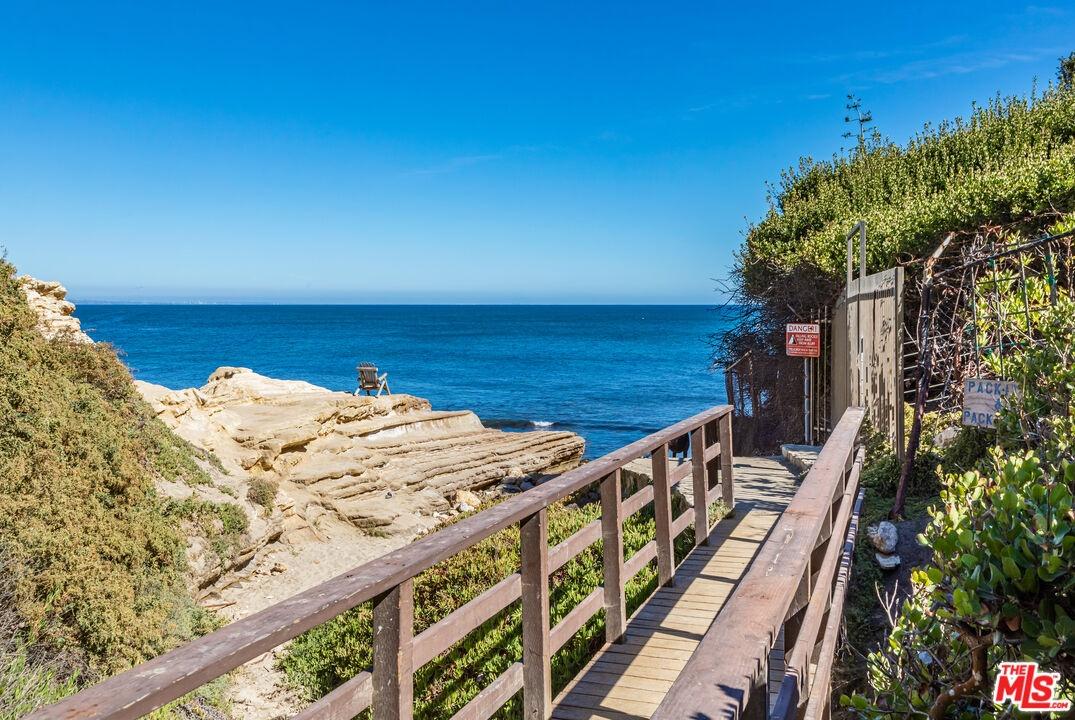 Riviera 3 Beach access
