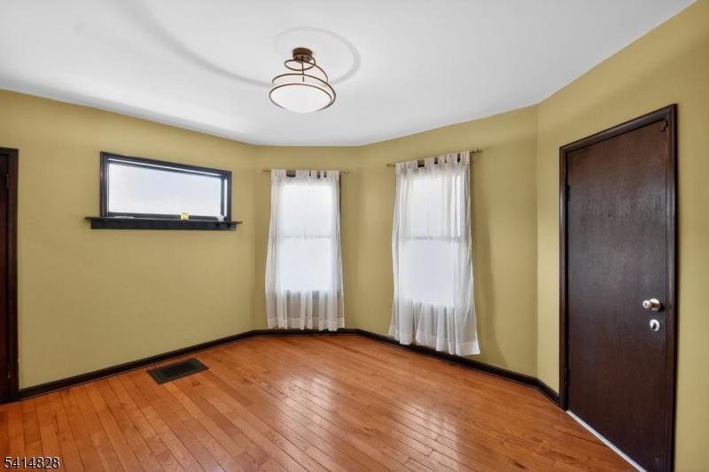 Dining room with hardwd floors