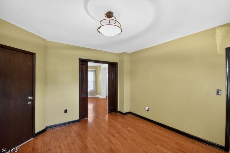 Dining room w hardwood floors