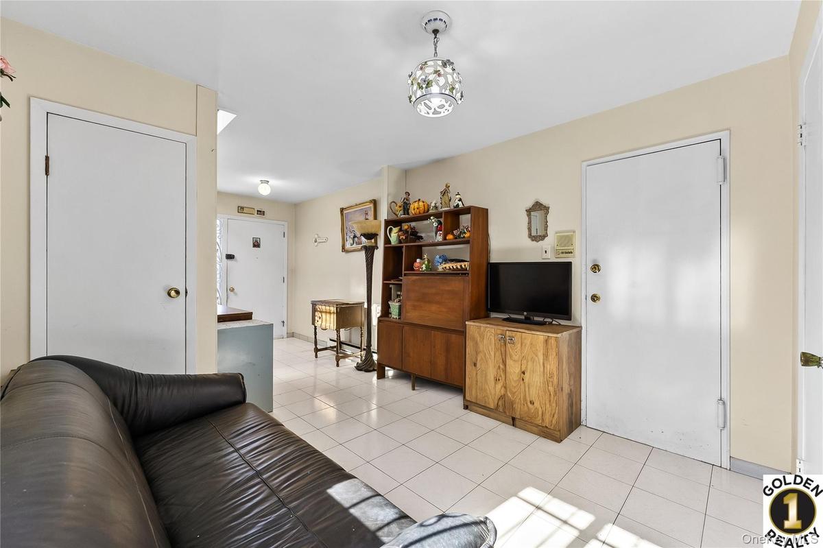 Beautiful Large Entry With Access to Garage