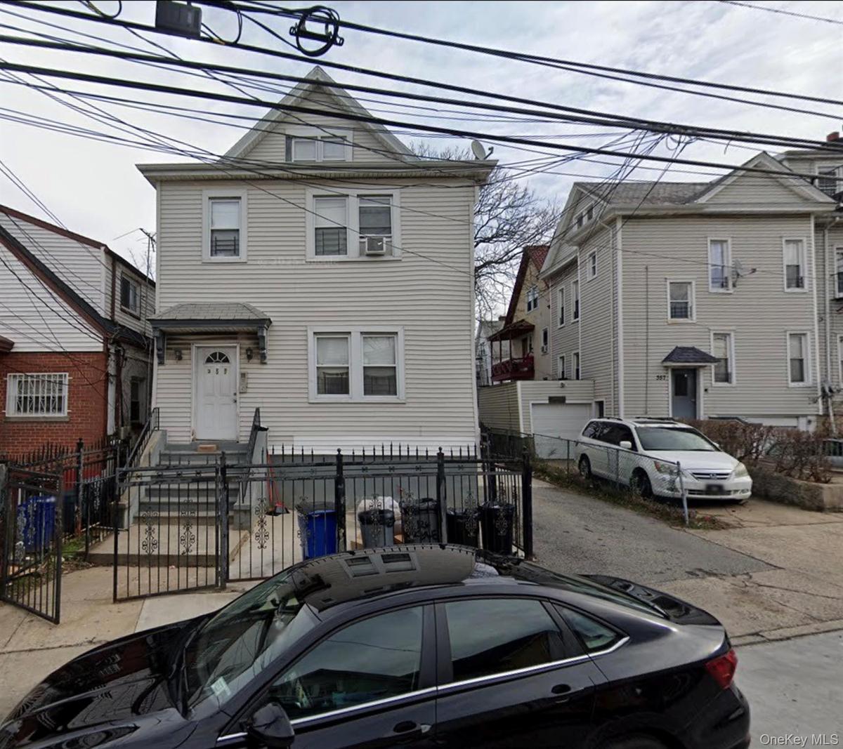 View of front of home featuring a fenced front yard