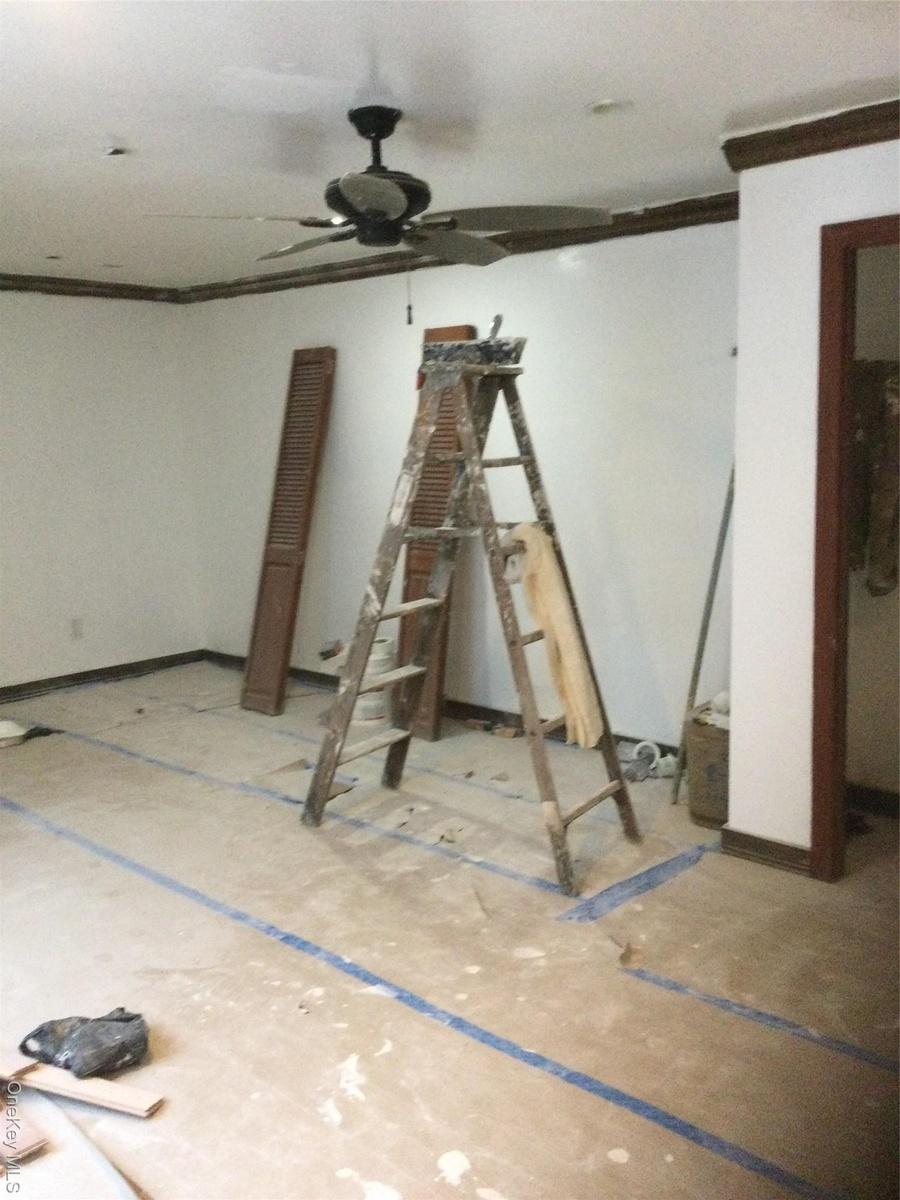 Unfurnished room featuring ornamental molding and a ceiling fan