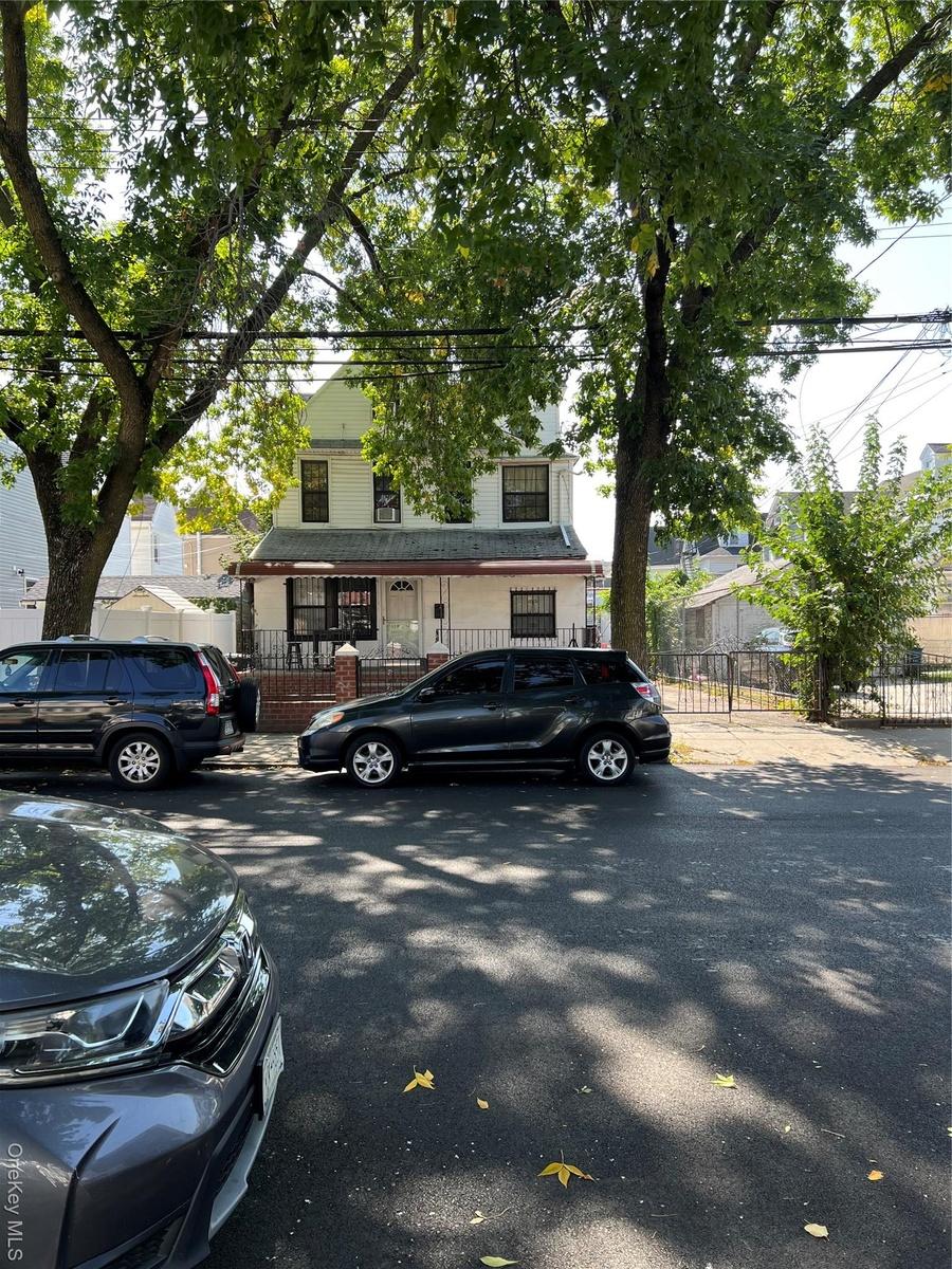 View of american foursquare style home