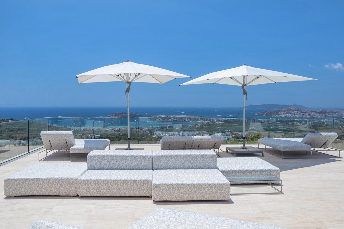 Villa Vantus to rent in Ibiza - View from the Villa and sunbeds