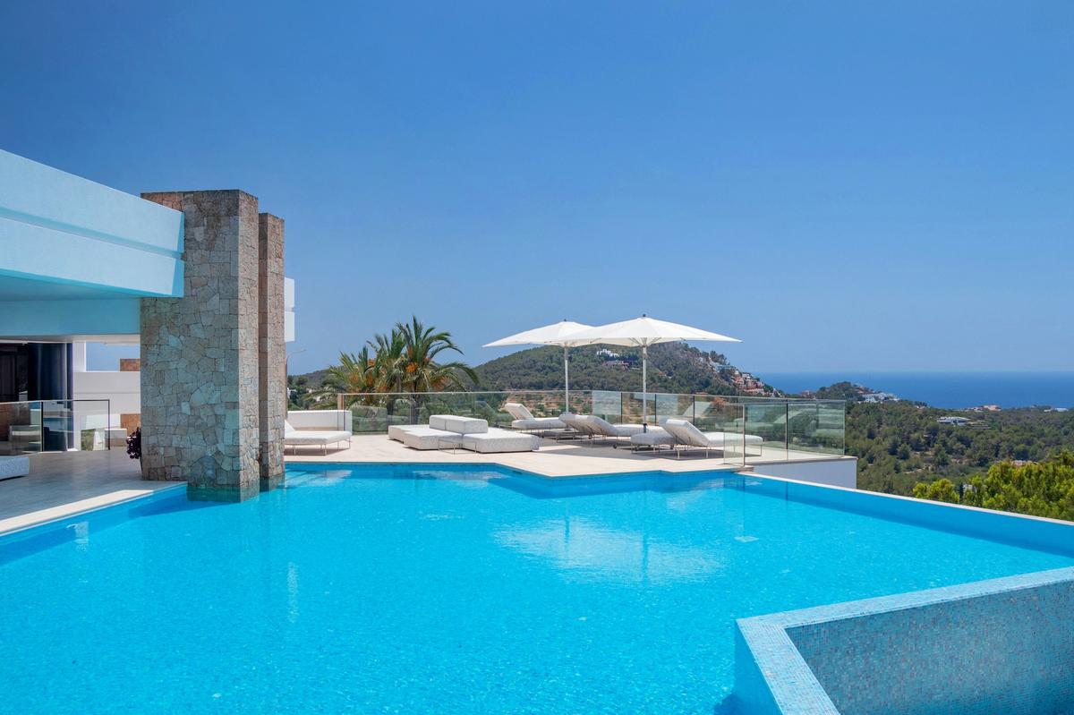 Villa Vantus to rent in Ibiza - Swimming Pool & Lounge Area