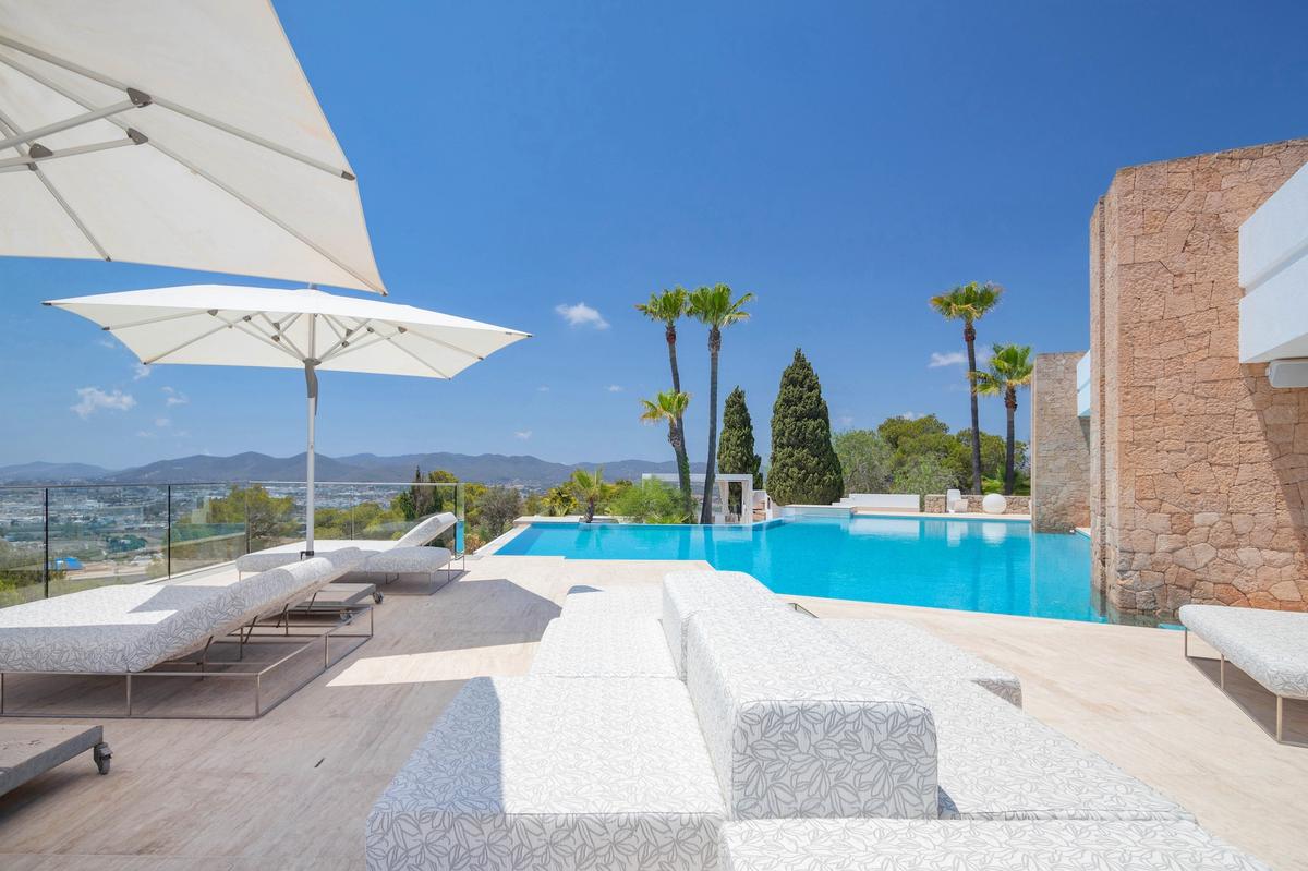 Villa Vantus to rent in Ibiza - Swimming Pool & Lounge Area