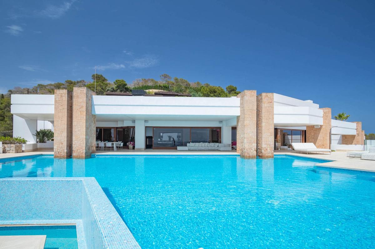 Villa Vantus to rent in Ibiza - Swimming Pool & Lounge Area