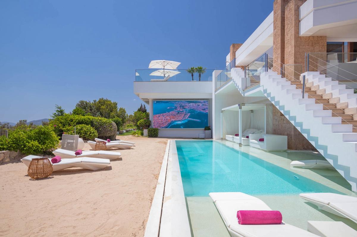 Villa Vantus to rent in Ibiza - Swimming Pool & Lounge Area