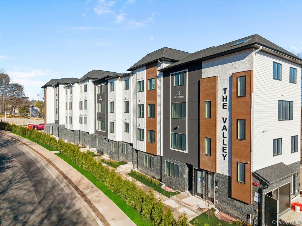 View of apartment building / complex