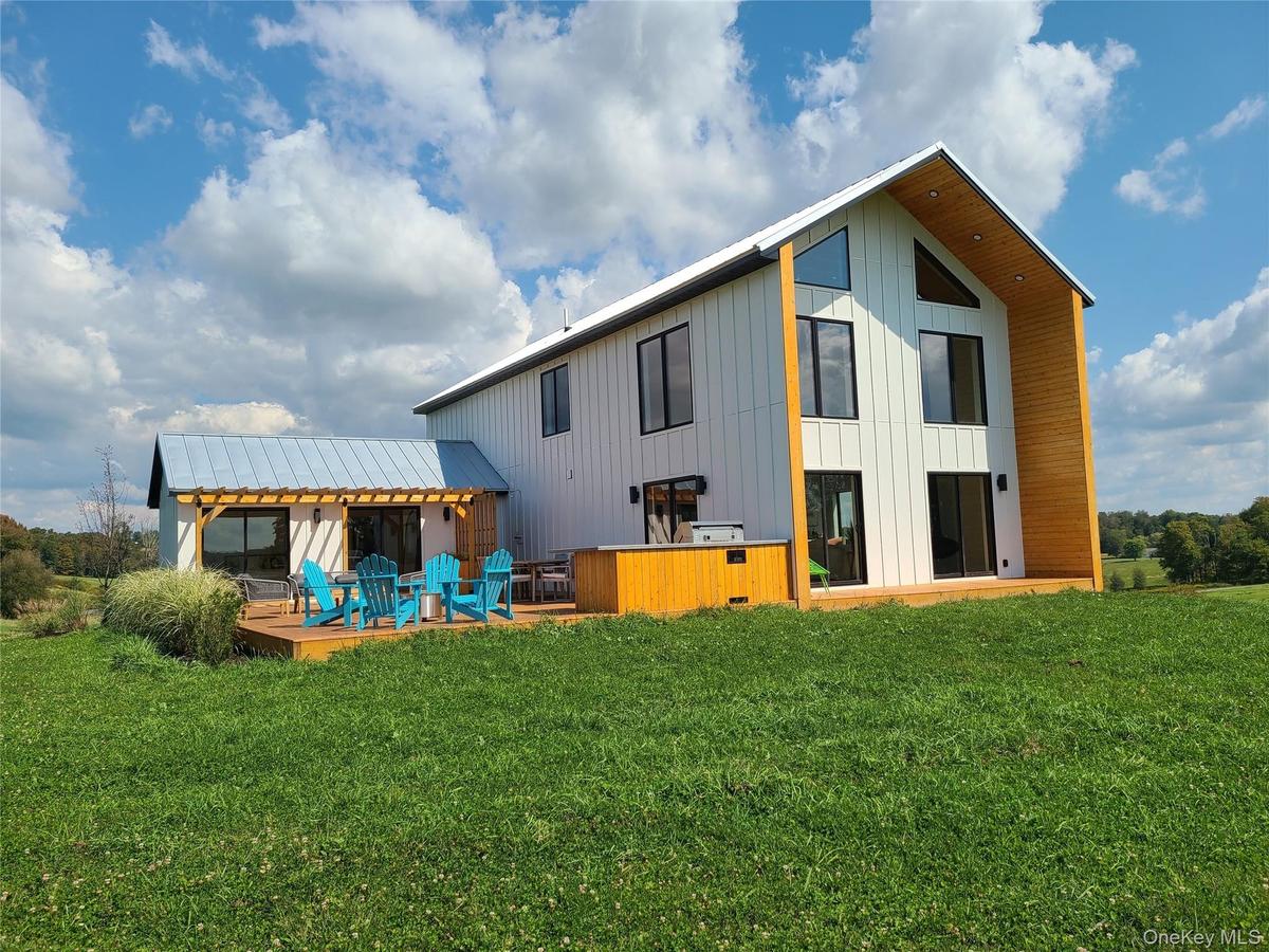 Back of Modern Farmhouse Lot 5