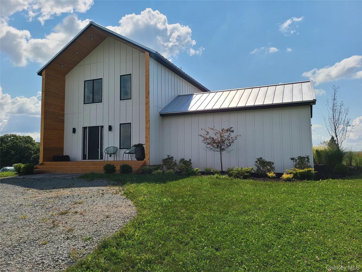 Front of Modern Farmhouse Lot 5