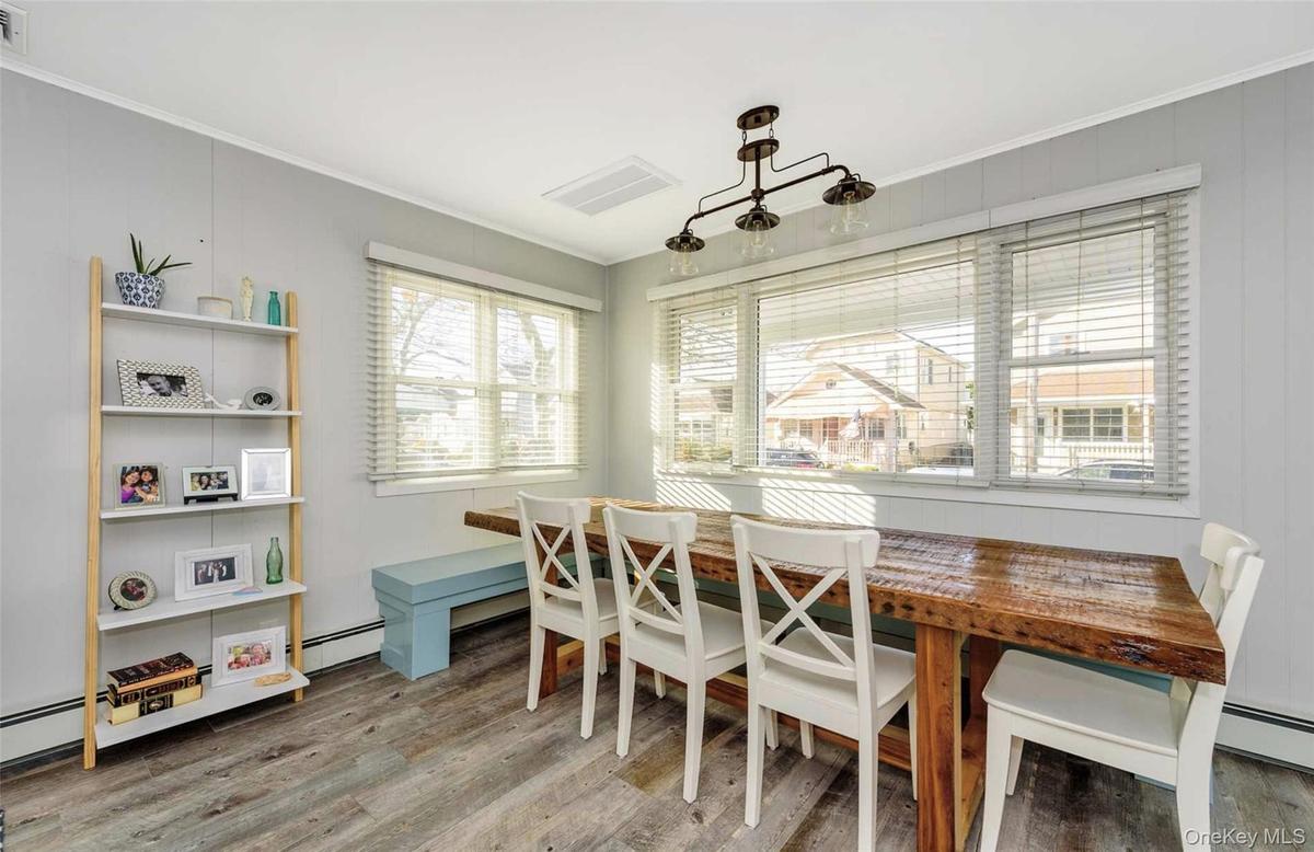 Dining area featuring hardwood / wood-style floors, breakfast area, plenty of natural light, and crown molding