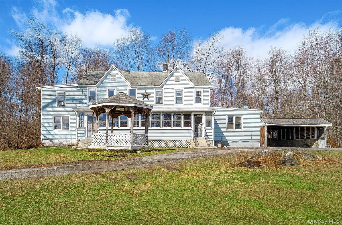 3312 Sq Ft Duplex with plenty of parking and carport