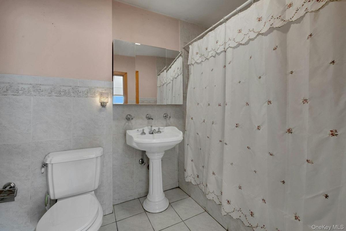 1st floor bathroom with Jacuzzi