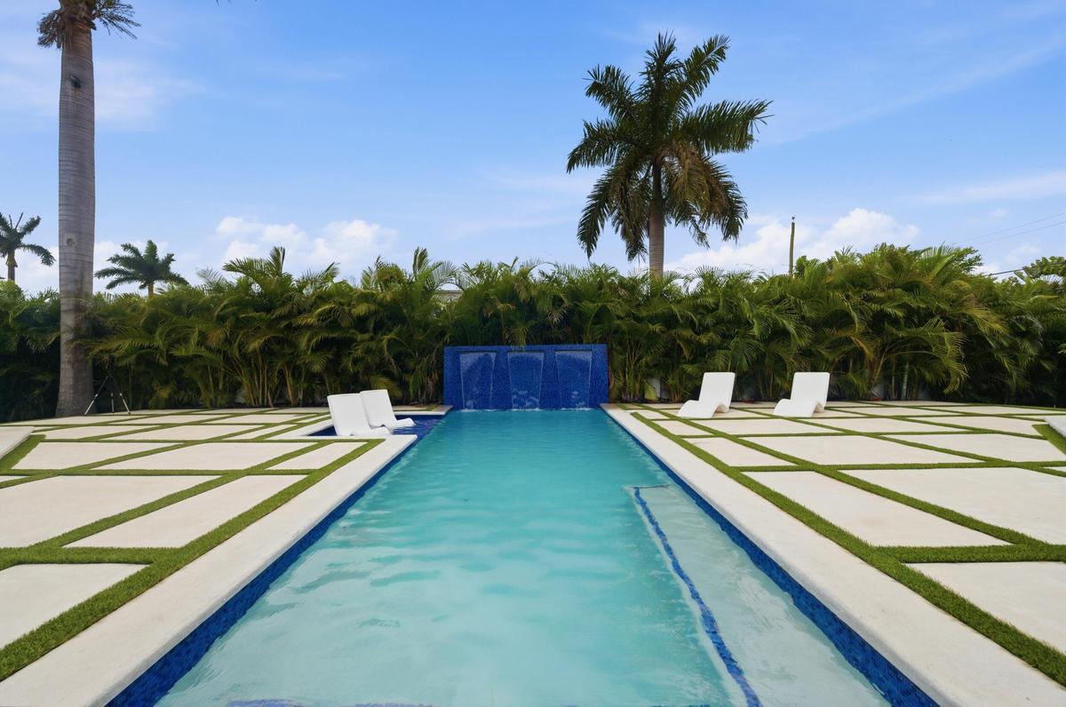 Let's start at the pool !