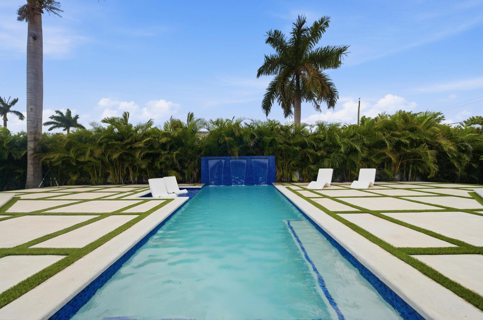 Let's start at the pool !