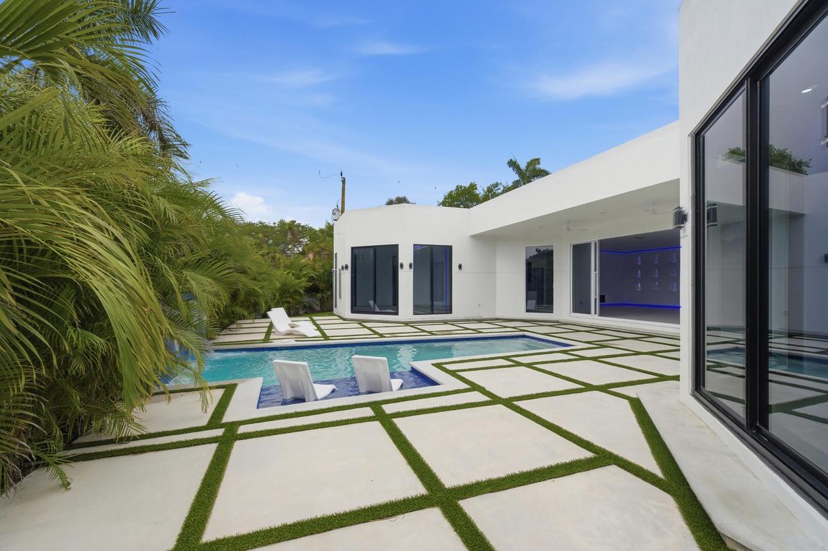 Incredible pool privacy
