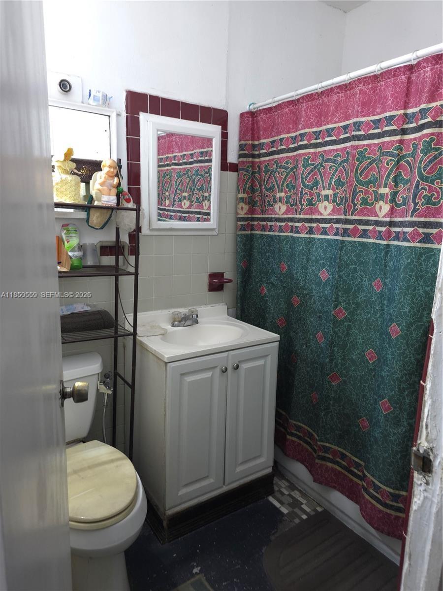 Unit 2/1 - Bathroom