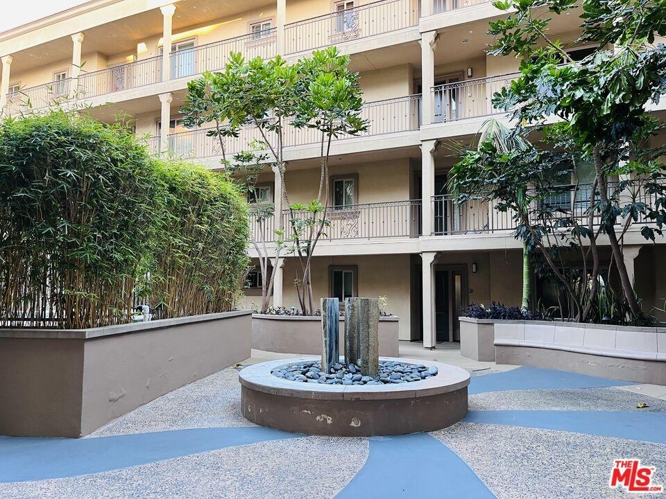 La Playa Court