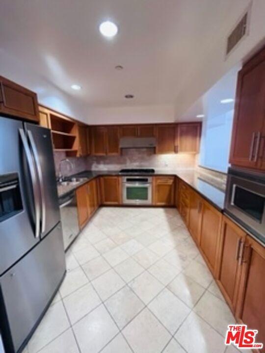 Spacious gourmet kitchen