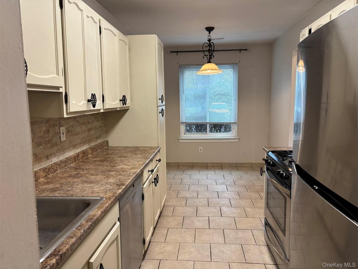 Eat-in kitchen