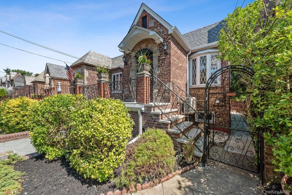 Private Walkway to Back Garden