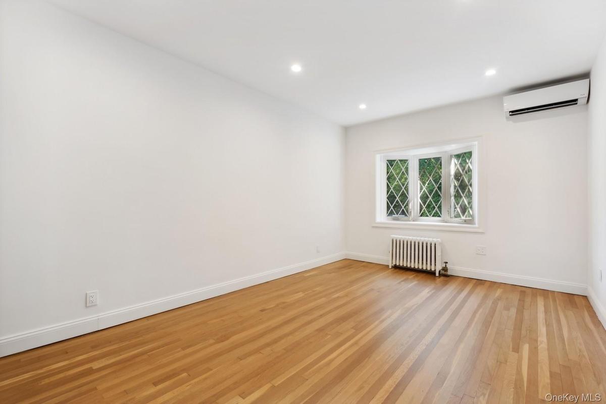 Large Bay Window Garden View