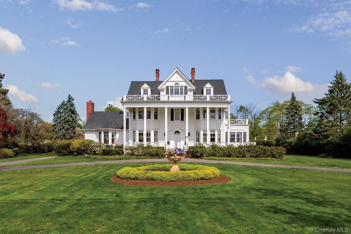 Federal Style Home in Estate Area of Bay Shore