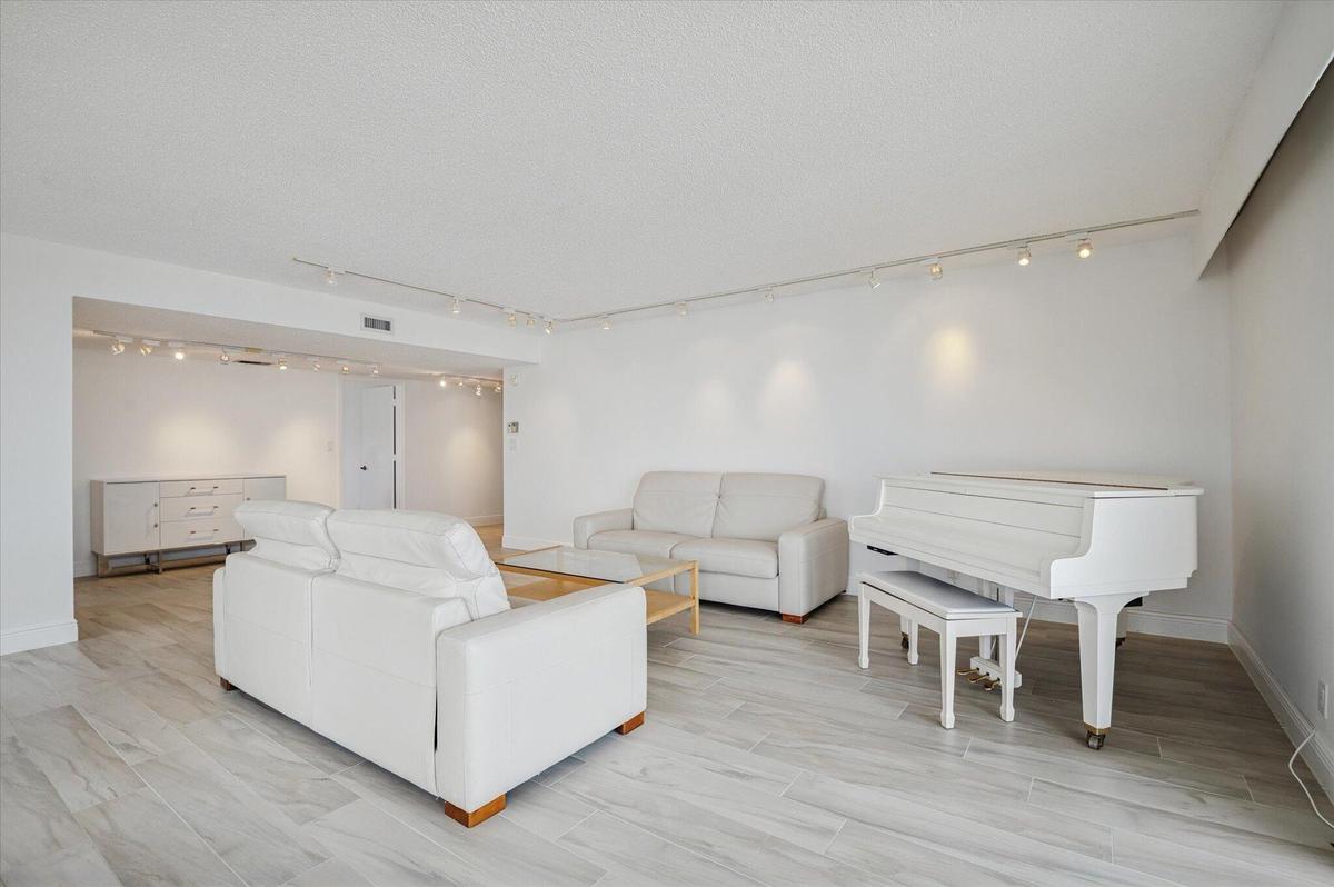 BRIGHT & SPACIOUS LIVING SPACE FOR ENTERTAINING
