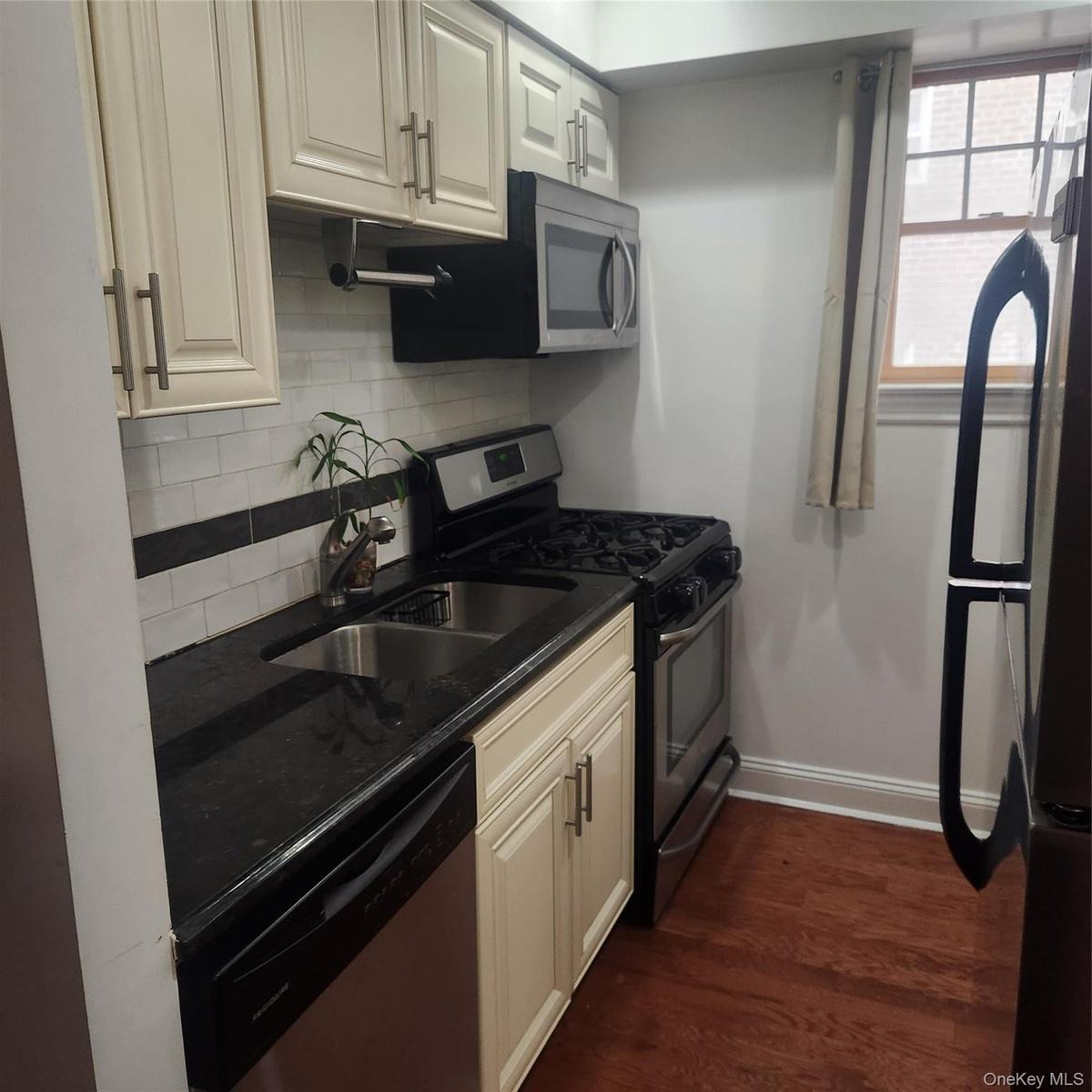 Granite countertopStainless Steel Appliances