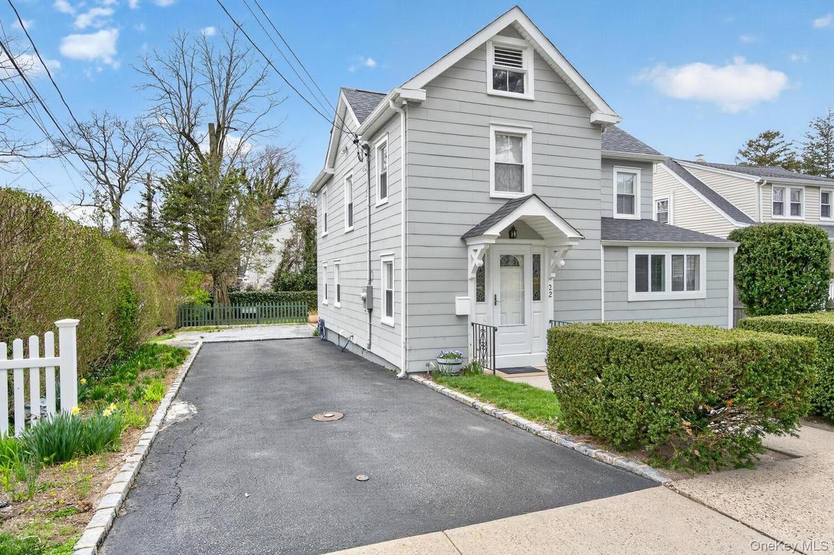 3 bedroom home in the heart of Bayville.