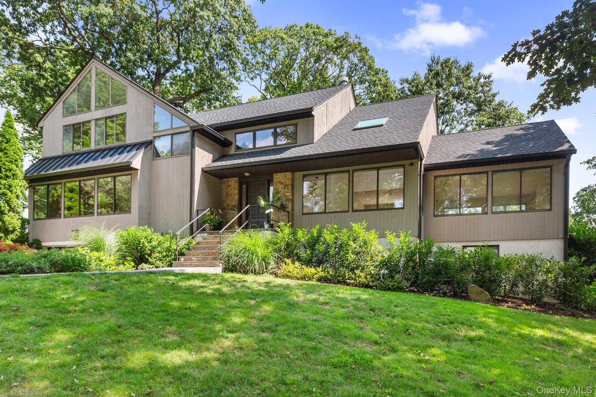 View of front of property featuring a front yard