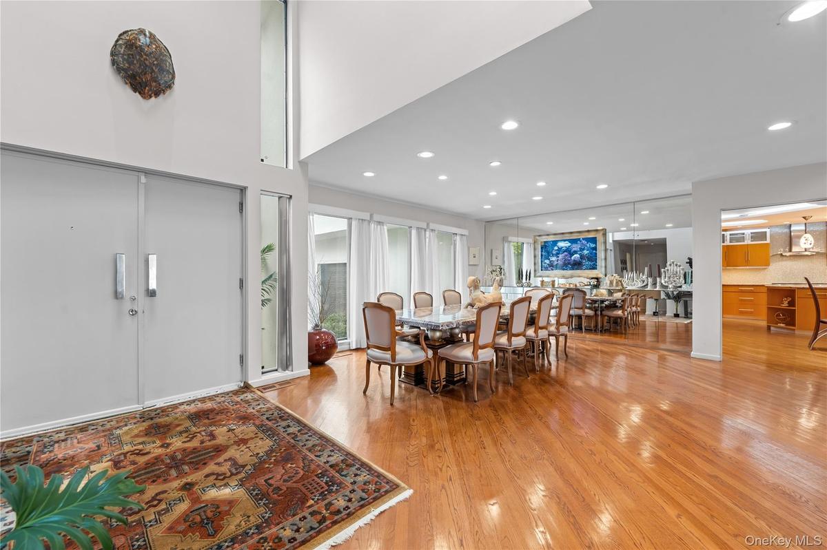 DOUBLE DOOR FOYER