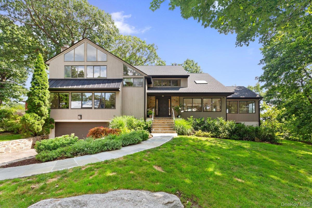 View of front of property featuring a front yard