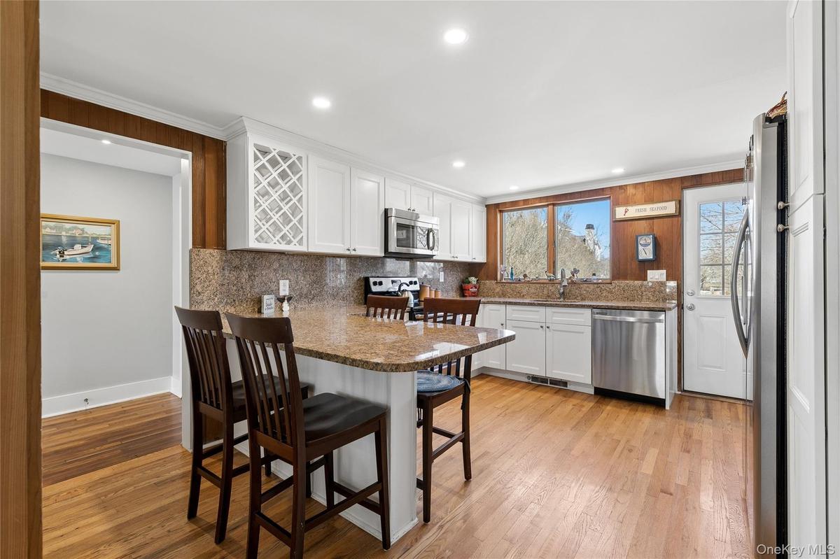 Kitchen with Breakfast Bar