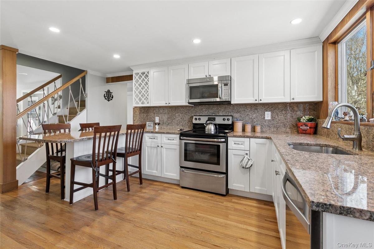 Kitchen with Breakfast Bar