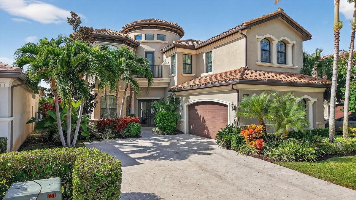 YOUR DREAMHOUSE WITH TRAVERTINE DRIVEWAY