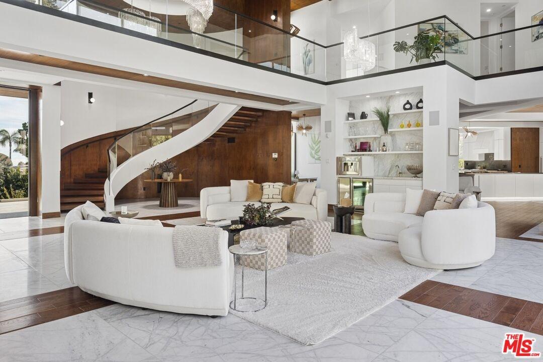 Great Room Looking To Entry