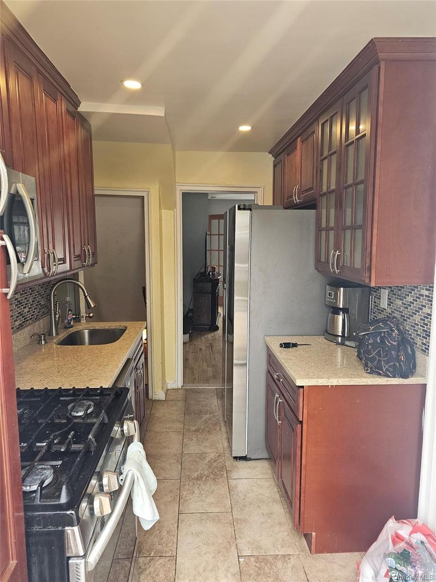 kitchen w/Stainless Steel Appliances