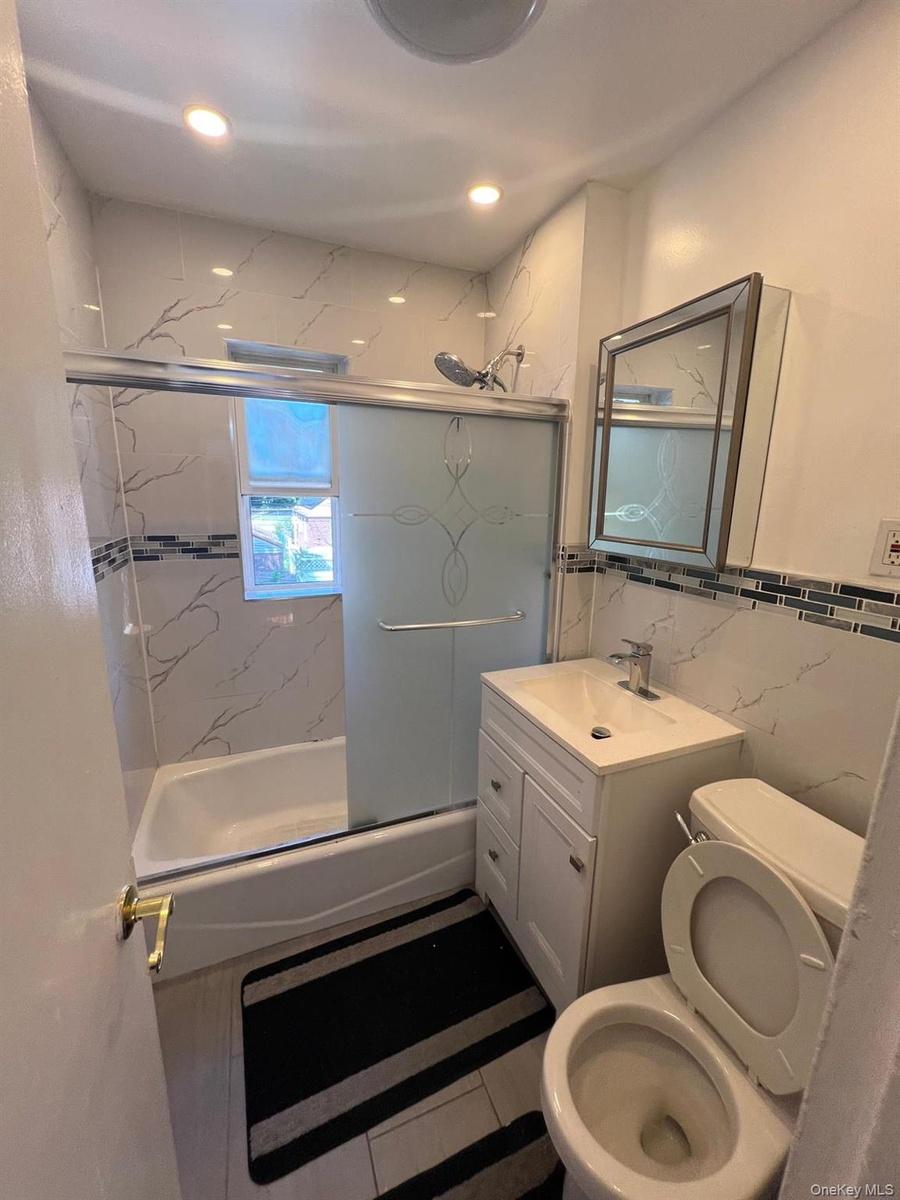 Bathroom w/Bluetooth Speaker
