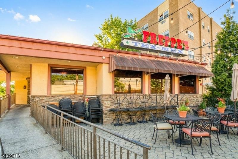 Front View/Front Dinng Patio