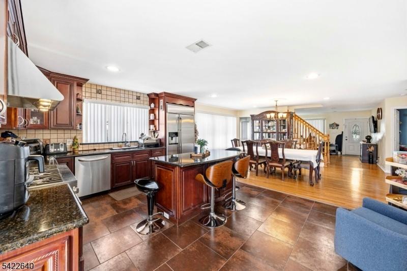Eat -in-Kitchen