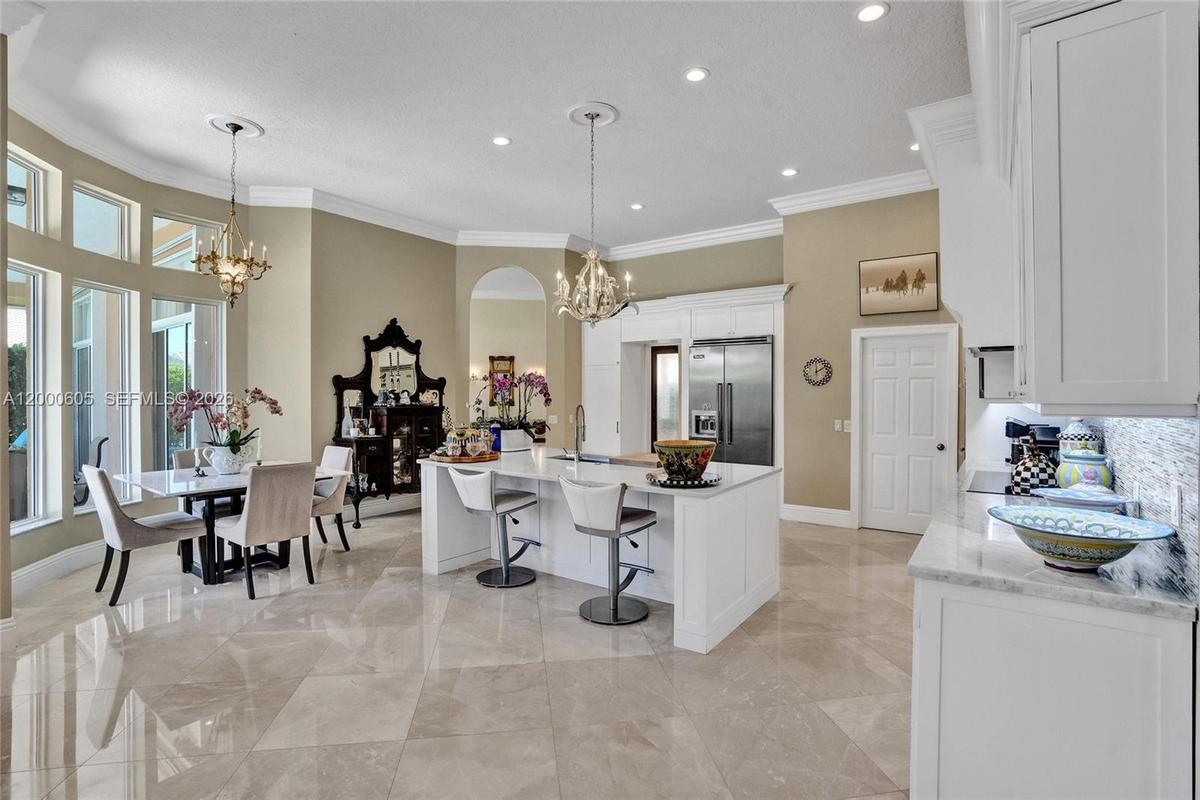 EAT IN THE BREAKFAST AREA OR THE ISLAND