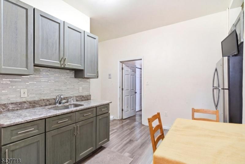 Apt 1 kitchen