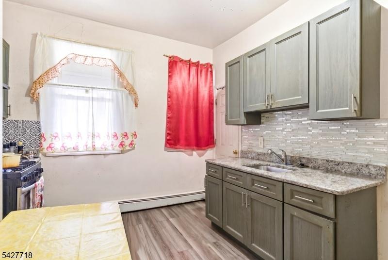 Apt 1 kitchen