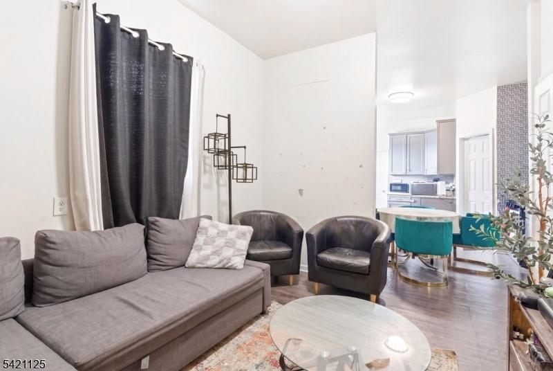 Apt 1