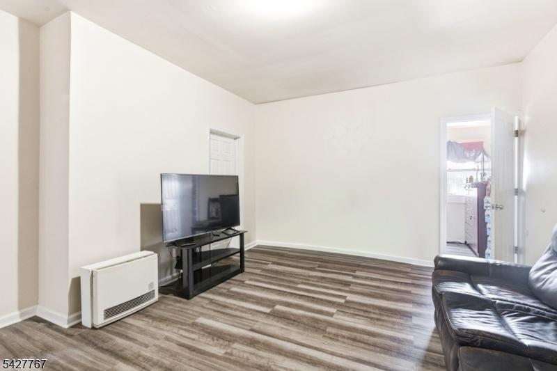 Apt 1
