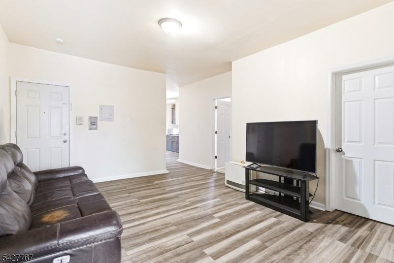 Apt 1