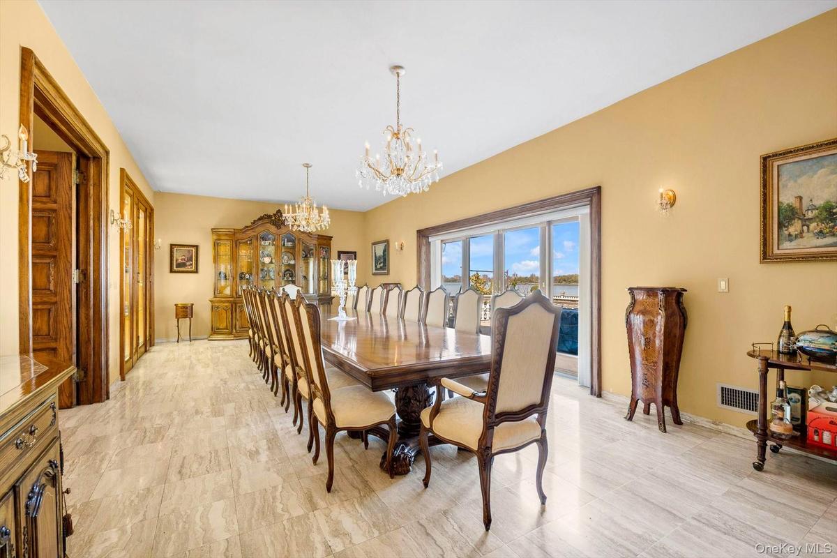 Formal Dining Room w/Sliding Doors to Patio